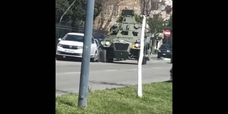 Momentul în care vehiculul militar a lovit mașinile parcate pe marginea străzii. Sursă: captură video / Facebook